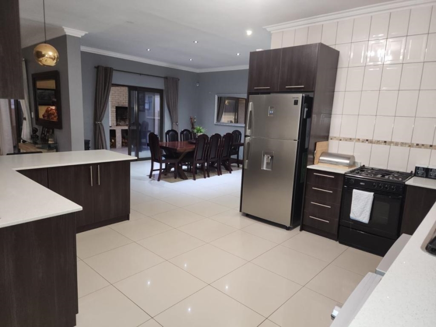 4 Bedroom Property for Sale in Jakarandas Western Cape